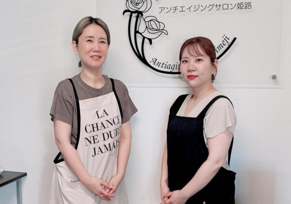 店主の川崎優美さん（左）と長女の西垣阿弓さん（右）