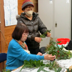 里山の自然の植物を使って、季節感あふれる 　　　　　フラワーアレンジメントを楽しみます。