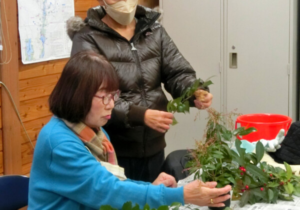 里山の自然の植物を使って、季節感あふれる 　　　　　フラワーアレンジメントを楽しみます。