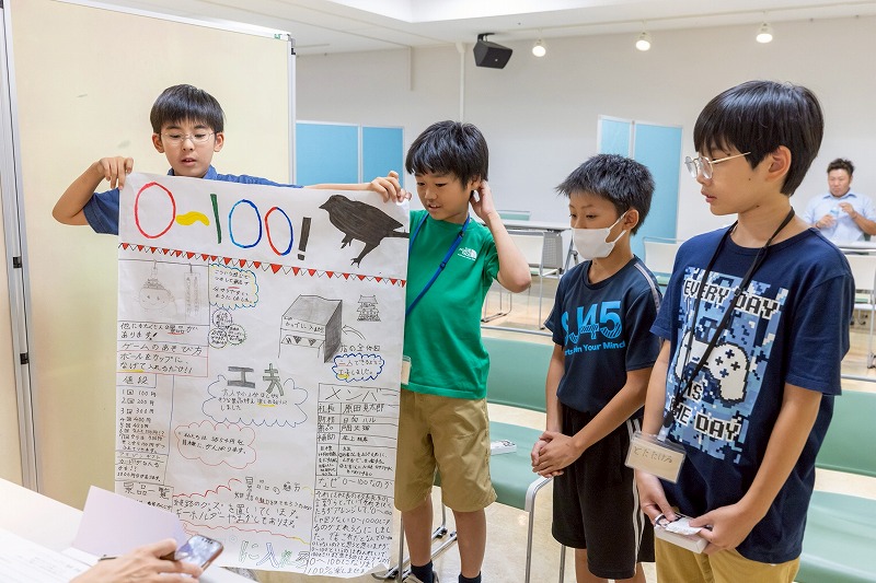 プレゼン資料作成をしている昨年の様子 姫路 セミナー 子育て