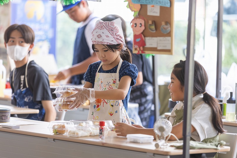 プレゼン資料作成をしている昨年の様子 姫路 セミナー 子育て