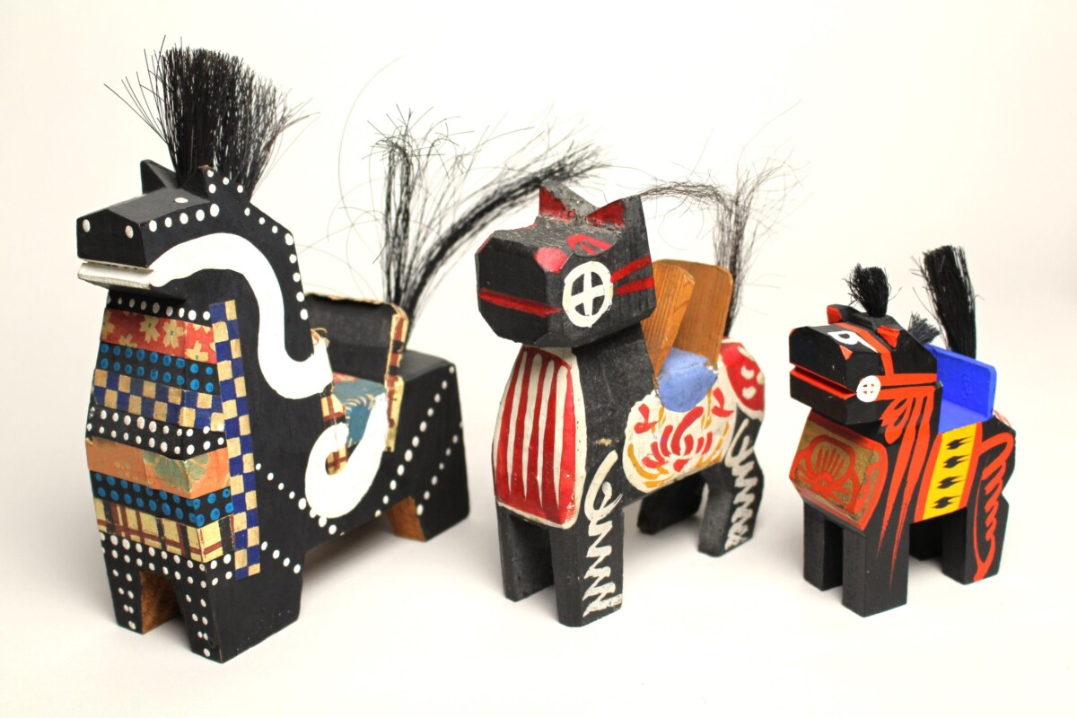 木や土、藁（わら）など身近な素材で作られた馬の玩具約150点を展示する。