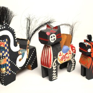 木や土、藁（わら）など身近な素材で作られた馬の玩具約150点を展示する。