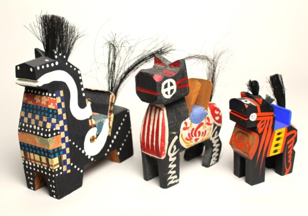 木や土、藁（わら）など身近な素材で作られた馬の玩具約150点を展示する。