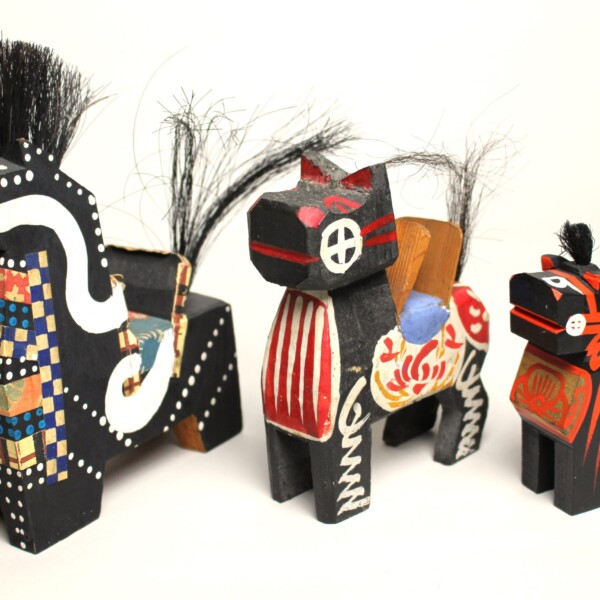 木や土、藁（わら）など身近な素材で作られた馬の玩具約150点を展示する。