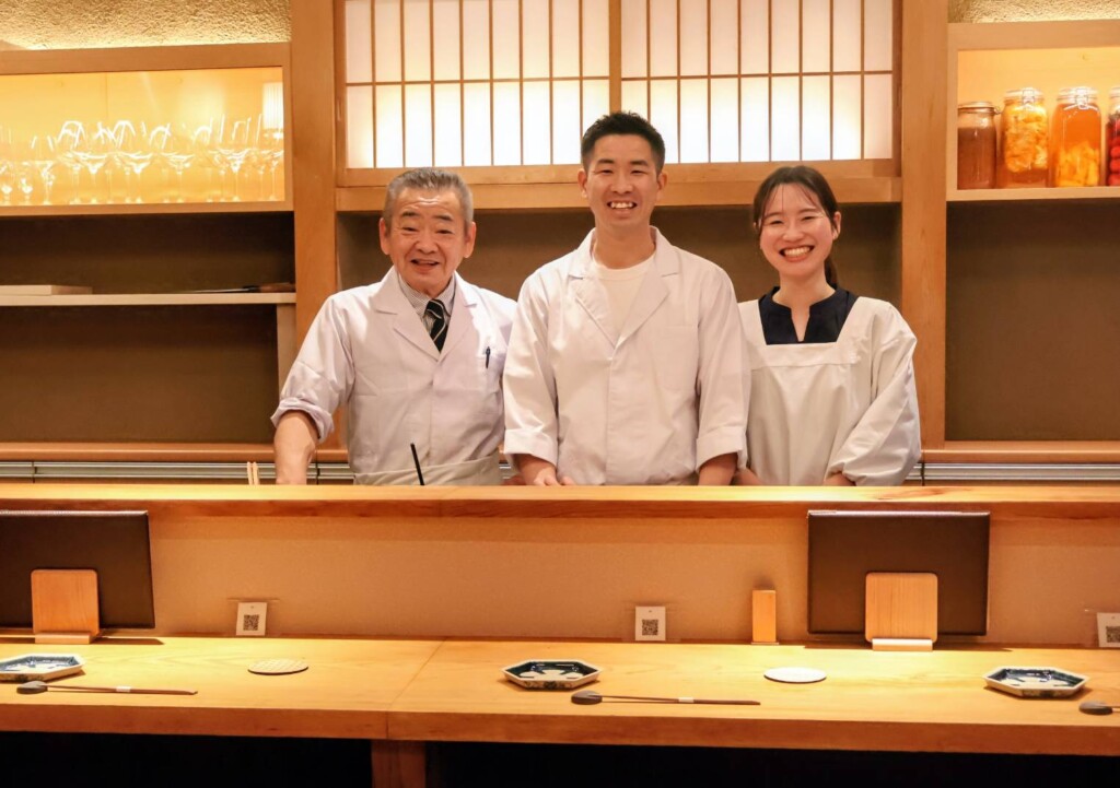 店主の藤原さん（中央）